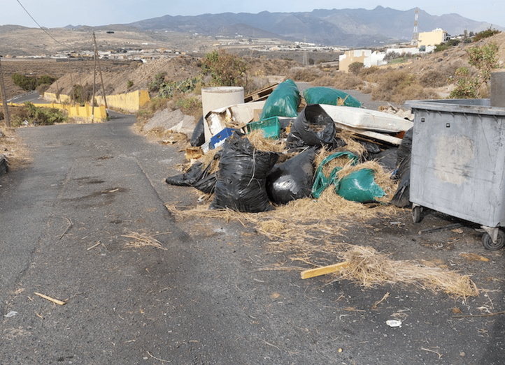 La basura, invadiendo la carretera en Lomo Bristol / TA